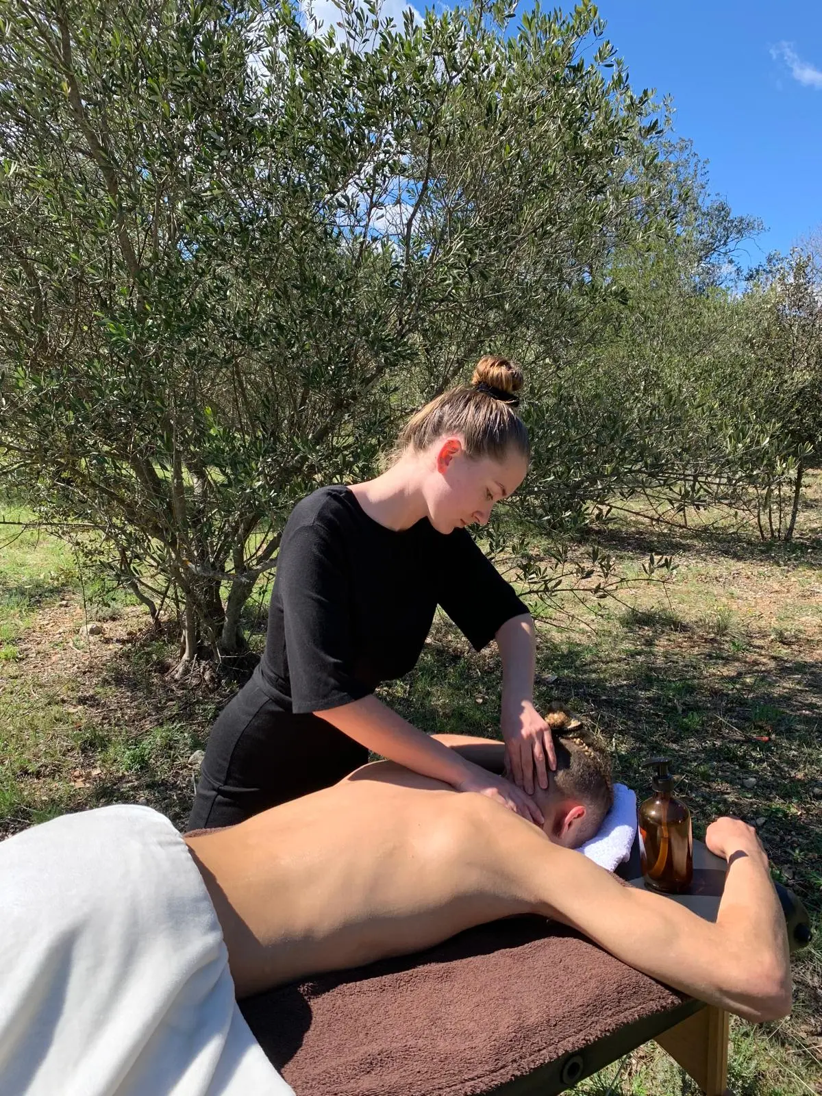 Thalia, masseuse à domicile dans le Gard, réalisant un massage sur la plage.