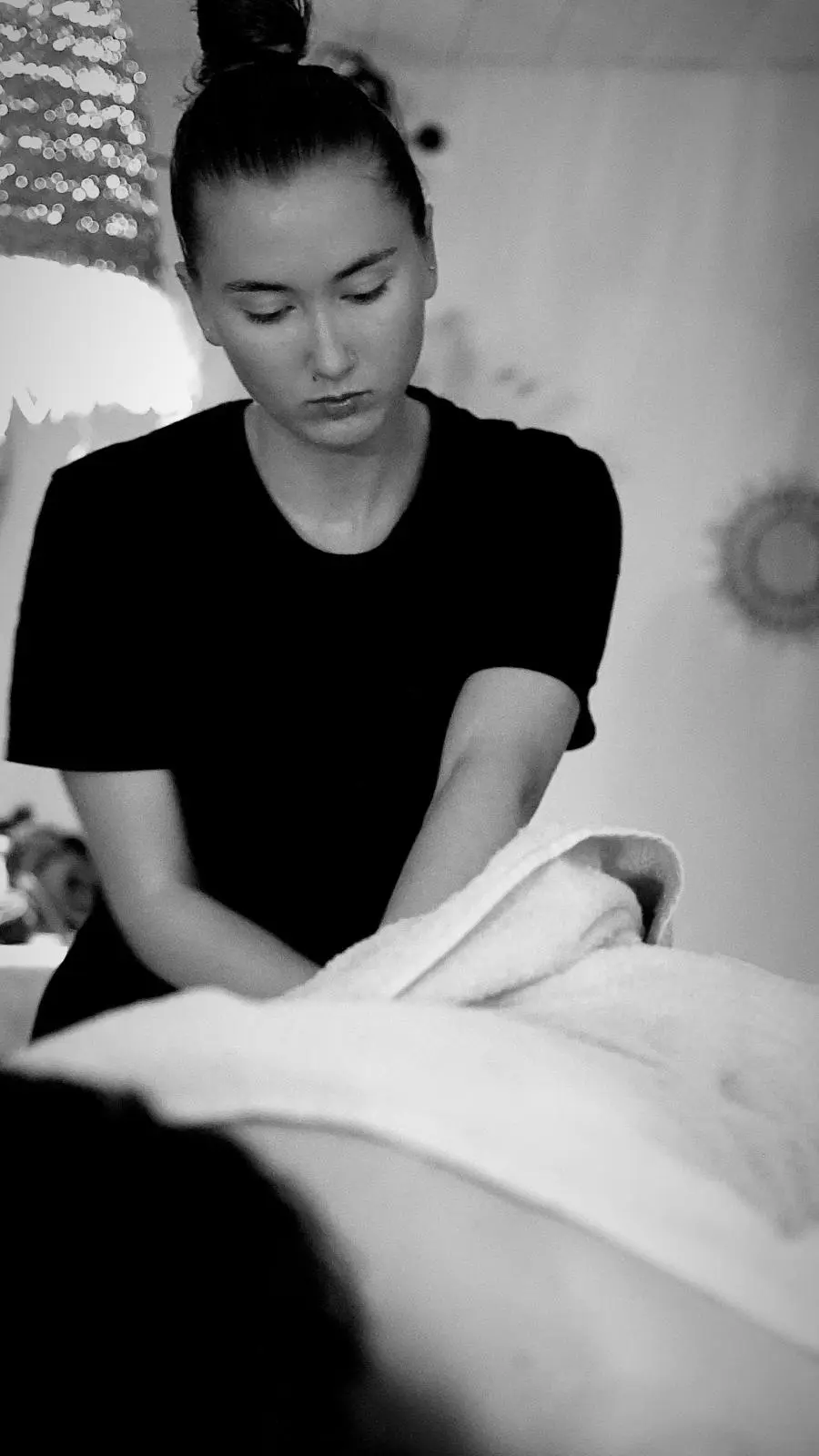 Thalia, masseuse professionnelle à domicile dans le Gard, réalisant un massage relaxant.