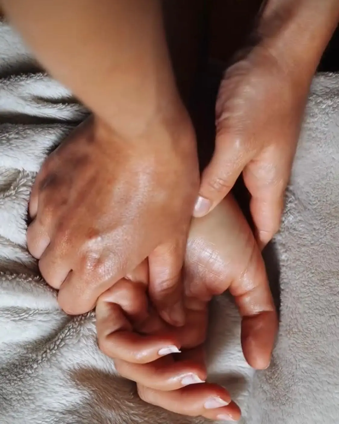 massage sur la main et le bras